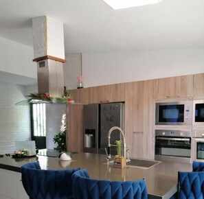 Frigorífico, microondas, horno y placa de cocina