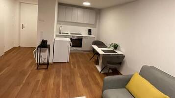 Eine moderne Wohnung mit Küche, Essbereich und Wohnzimmer.