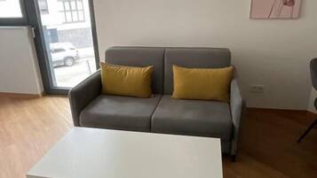 Individuell eingerichtet, laptopgeeigneter Arbeitsplatz