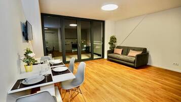 Superior-Apartment | Wohnbereich | 115-cm-Smart-TV mit Kabelempfang, Fernseher, Netflix