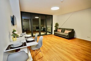 Superior Apartment | Living area | 115-cm Smart TV with cable channels, TV, Netflix - DM & S Apartment (Vienna)