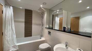 Apartment, 1 Queen Bed | Bathroom | Combined shower/bathtub, deep-soaking bathtub, towels