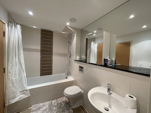 Apartment, 1 Queen Bed | Bathroom