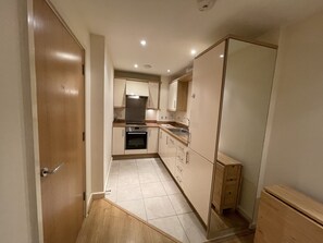 Apartment, 1 Queen Bed | Private kitchen