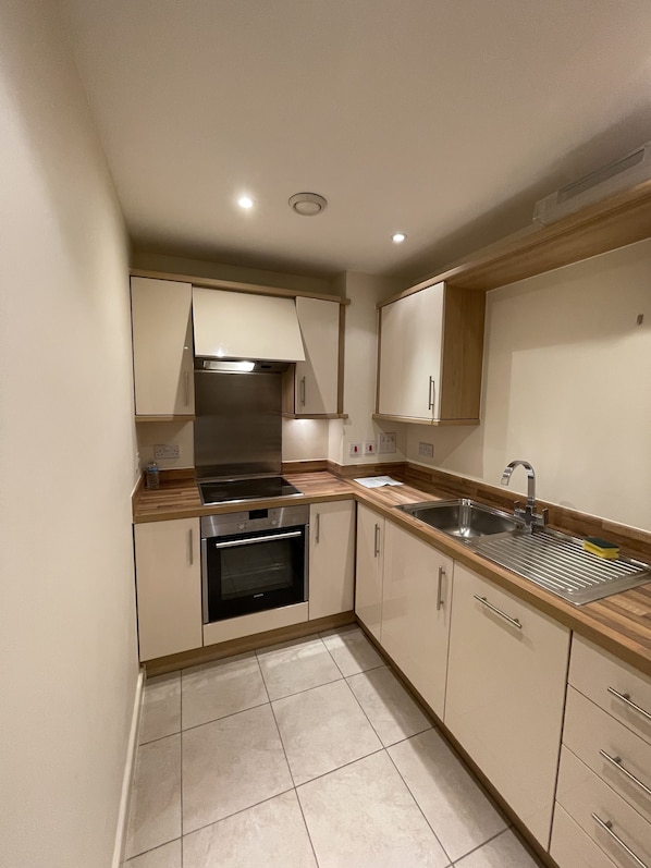 Apartment, 1 Queen Bed | Private kitchen