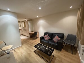 Apartment, 1 Queen Bed | Living area