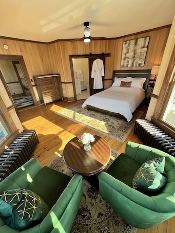 Exclusive Room | Premium bedding, pillowtop beds, free WiFi, bed sheets. Monterey Inn