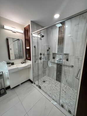 Deluxe Room | Bathroom | Shower, designer toiletries, hair dryer, bathrobes - Monterey Inn (Monterey)
