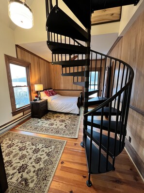 Premium bedding, pillow-top beds, free WiFi, bed sheets - Monterey Inn (Monterey)