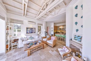 Fernseher, Tischfußball, Arbeitsbereiche