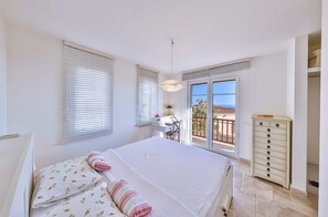 3 Schlafzimmer, Schreibtisch, Bügeleisen/Bügelbrett, WLAN