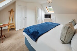 3 bedrooms, desk, iron/ironing board, travel crib - Host & Stay | Greens Yard House (Whitby)