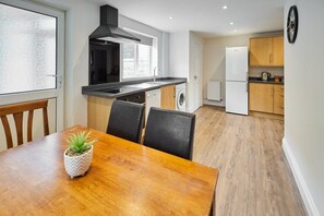 Fridge, microwave, oven, stovetop - Host & Stay | Greens Yard House (Whitby)