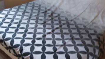 2 chambres, fer et planche à repasser, draps fournis