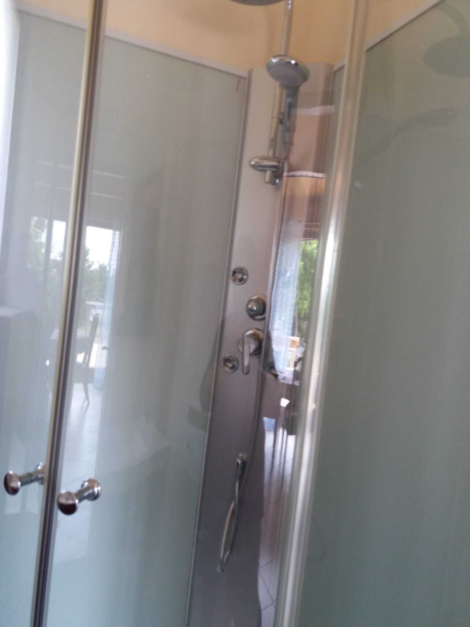 Douche, sèche-cheveux, serviettes fournies, papier toilette