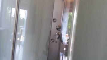 Douche, sĂšche-cheveux, serviettes fournies, papier toilette