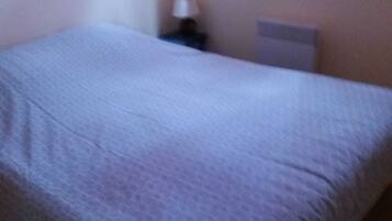 2 bedrooms, iron/ironing board, bed sheets