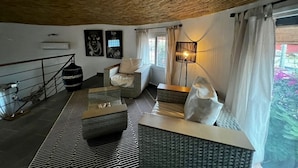 A modern living room with a high ceiling, a sofa set, a coffee table, and a floor lamp. - Villa 88 Safari Village, Saly (Saly)