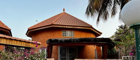 المنشأة من الخارج