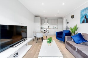 Apartamento | Zona de estar | Smart TV de 42 pulgadas con canales por satélite, una televisión
