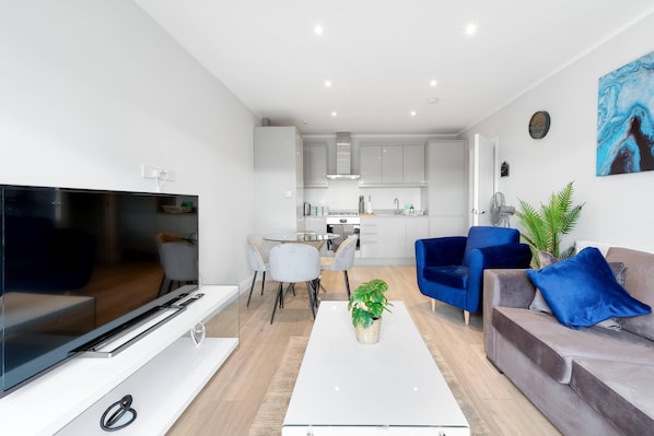 Appartement | Aire de séjour | Téléviseur connecté de 42 po avec télévision par satellite, téléviseur