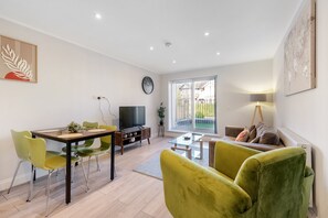 Appartement de base, 2 chambres | Aire de séjour | Téléviseur connecté de 42 po avec télévision par satellite, téléviseur