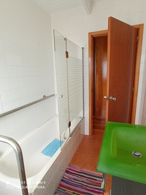 Douche, baignoire à jets, sèche-cheveux, serviettes fournies