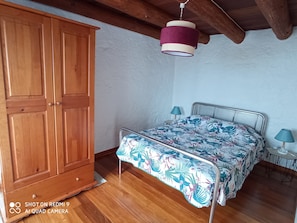 2 bedrooms, travel crib, free WiFi, bed sheets