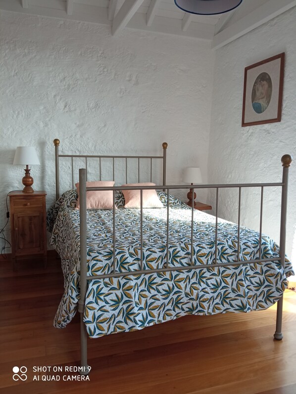 2 bedrooms, travel cot, free WiFi, bed sheets