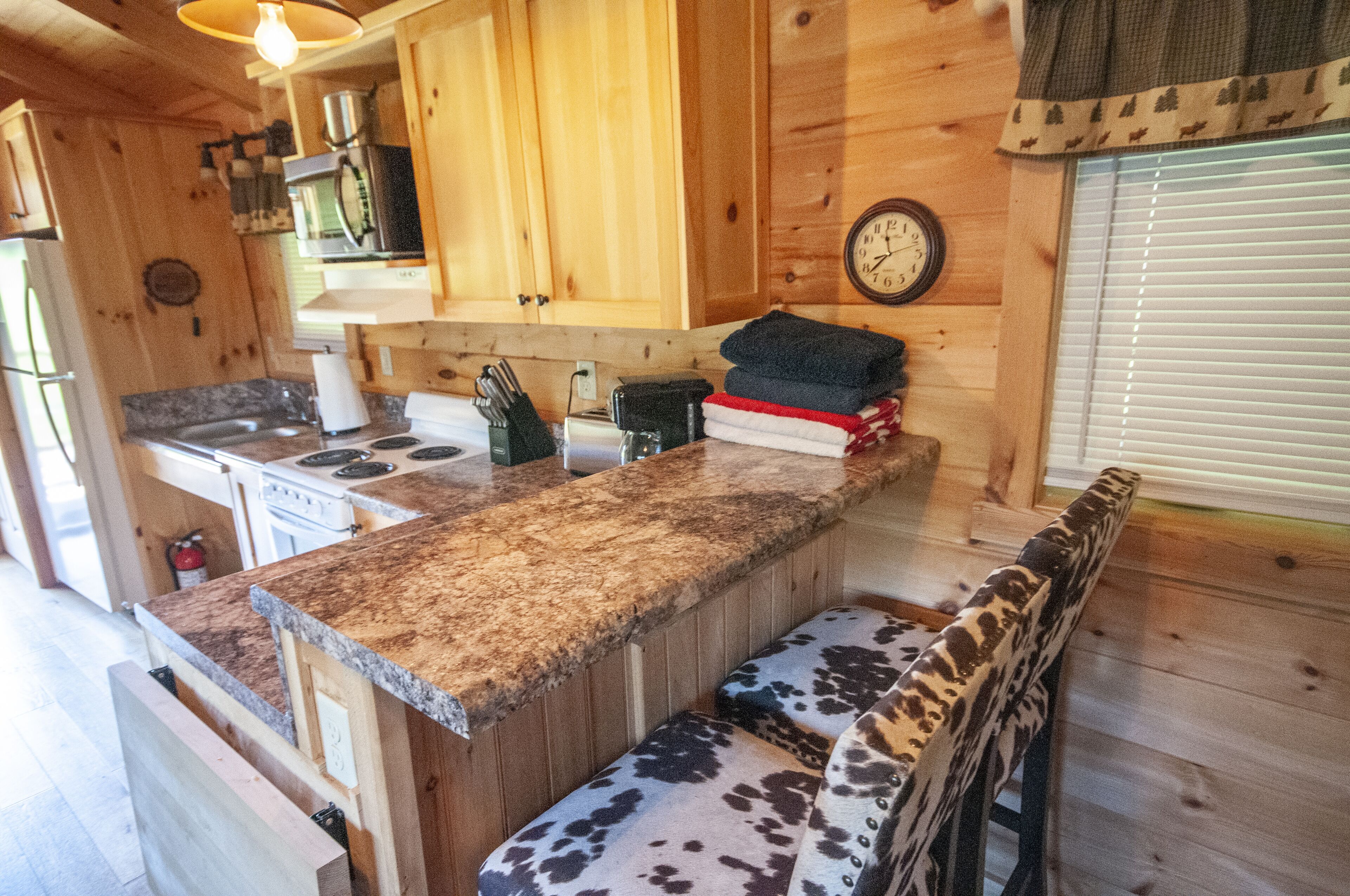 Copperhead Lodge Cabin number 2. 1 bedroom 1 bath Sleeper Sofa. Sleeps 4.