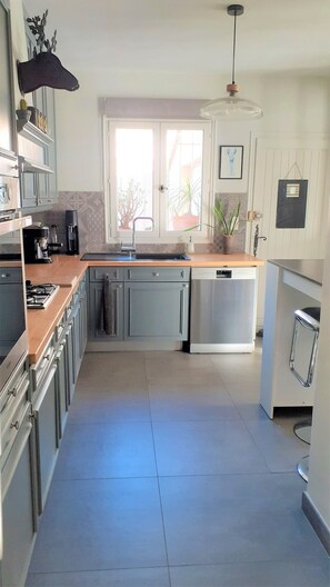 Fridge, microwave, oven, stovetop - Belle Maison de Vacances Entre mer et Montagne (LE ROURET)