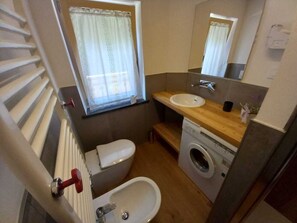 Dusche, Haartrockner, Bidet, Toilettenpapier