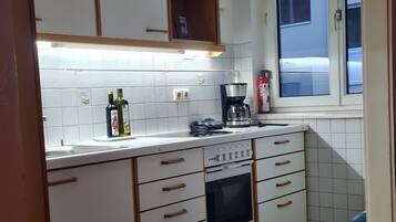 Frigorifero, microonde, piano cottura, lavastoviglie