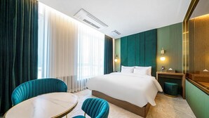 Suite – royal | Skrivebord, wi-fi (inkludert) og individuelt dekorert