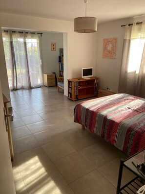 4 Schlafzimmer, Schreibtisch, Reisekinderbett, WLAN