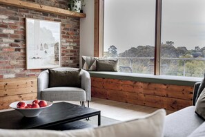 TV, Netflix, books, streaming services - Valley to Sea Luxury Coast Getaway (Torquay)