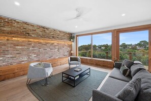 TV, Netflix, books, streaming services - Valley to Sea Luxury Coast Getaway (Torquay)