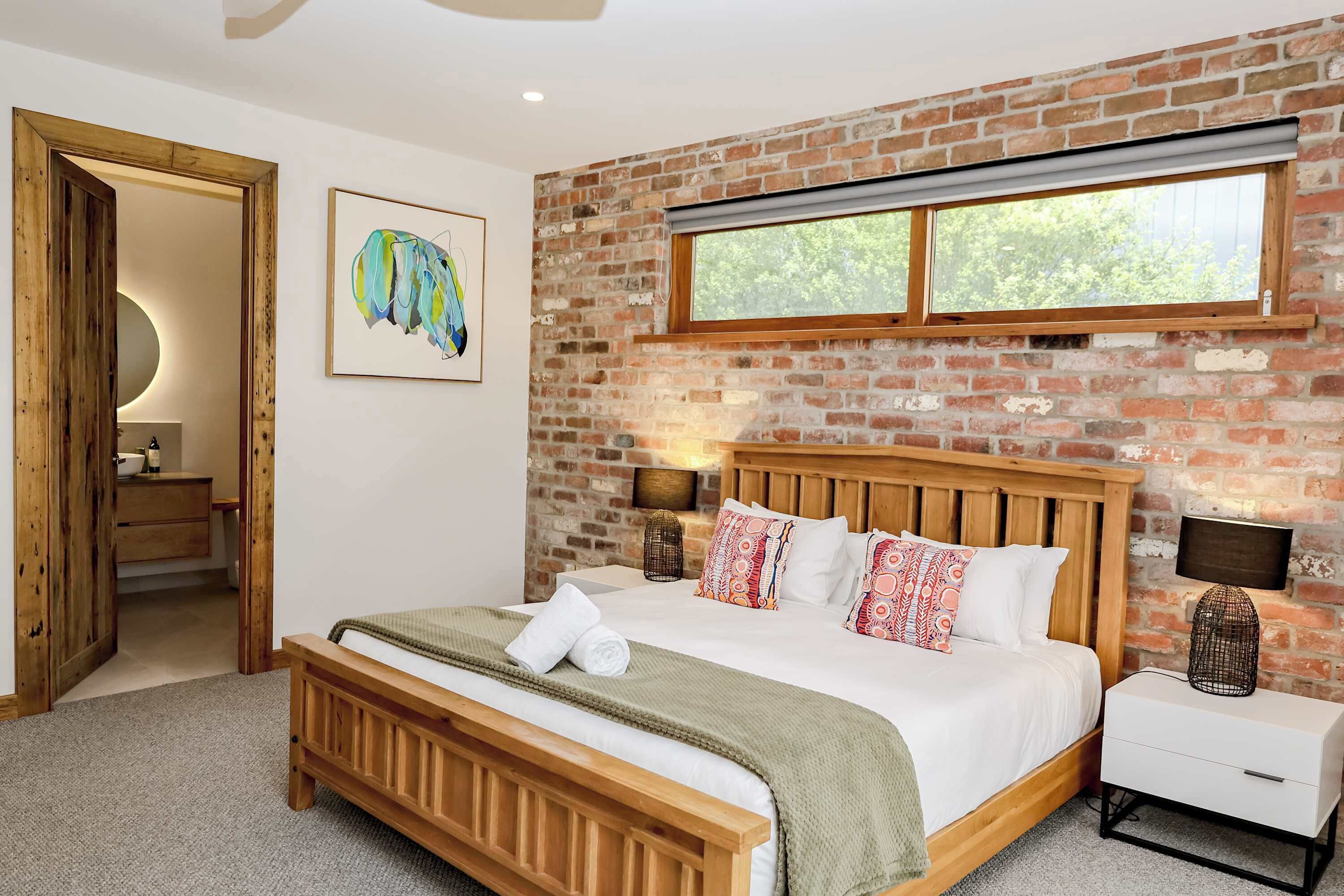 4 bedrooms, desk, WiFi, bed sheets
