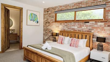 4 bedrooms, desk, WiFi, bed sheets