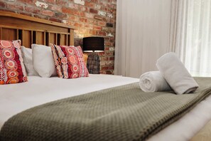 4 bedrooms, desk, WiFi, bed sheets