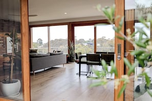 TV, Netflix, books, streaming services - Valley to Sea Luxury Coast Getaway (Torquay)