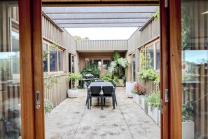 Outdoor dining - Valley to Sea Luxury Coast Getaway (Torquay)