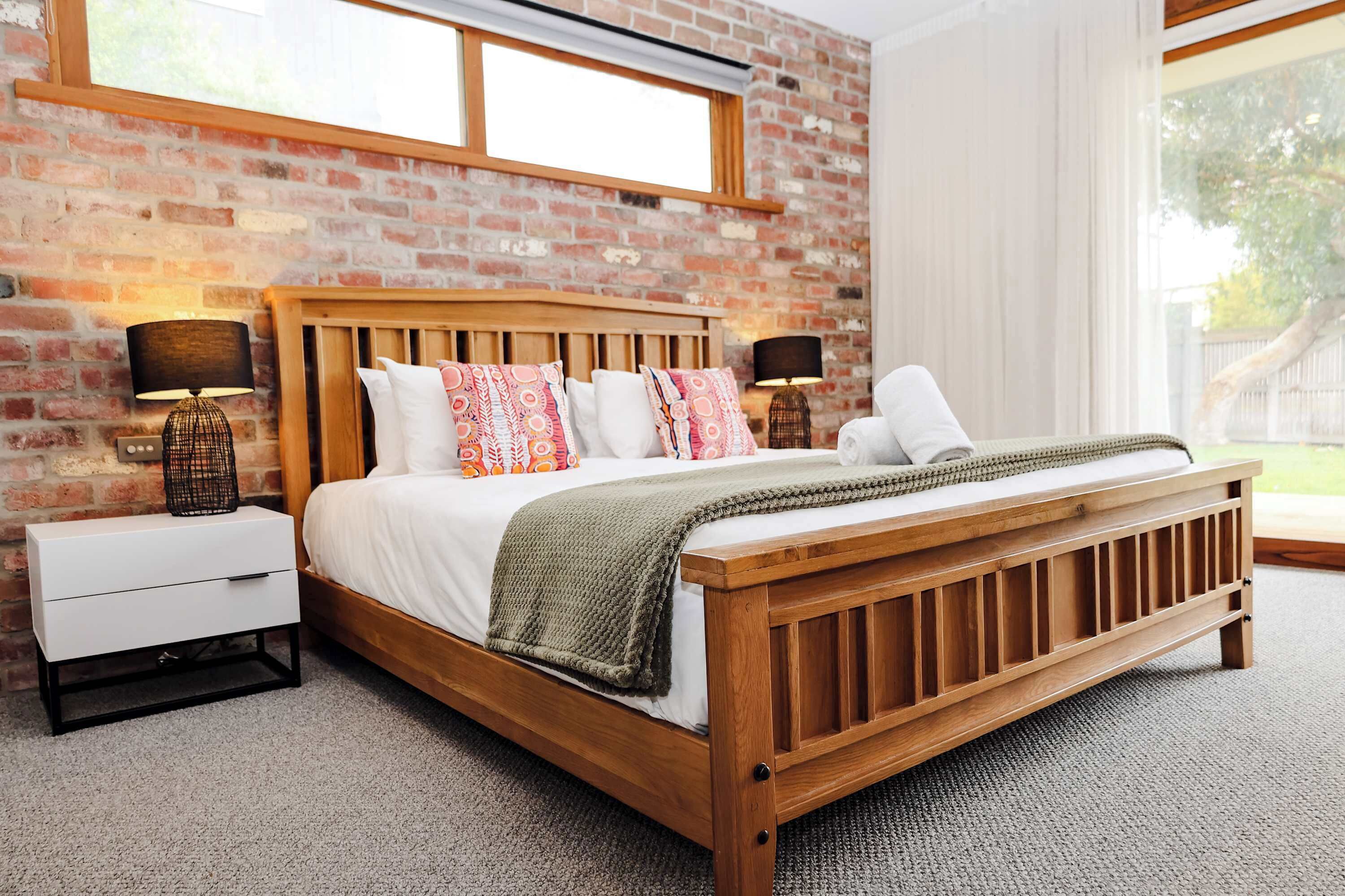 4 bedrooms, desk, WiFi, bed sheets