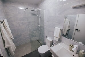 Shower, hair dryer, towels, soap - Delightful Seaside Studio Apartment D - Faraway (Lagoa)
