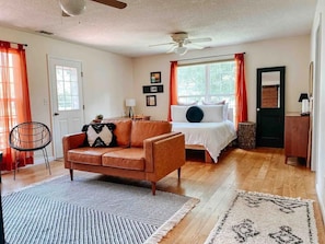3 bedrooms, desk, bed sheets