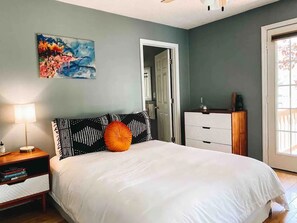 3 bedrooms, desk, bed sheets