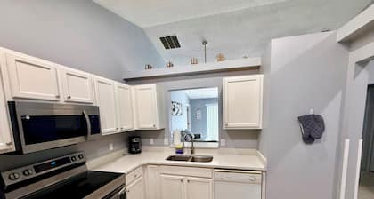 Grand Deluxe Pines 3BR Pool Home near Disney