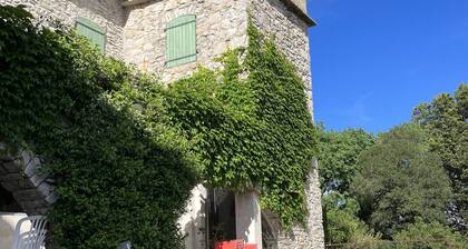 Maison de caractÚre avec piscine privée dans un grand jardin en Piémont Cévenol