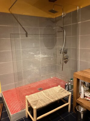 Shower, hair dryer, towels, soap - Maison DE Caractère (Conqueyrac)