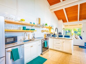 Wasserkocher mit Kaffee-/Teezubehör, Kühlschrank, Mikrowelle, Ofen